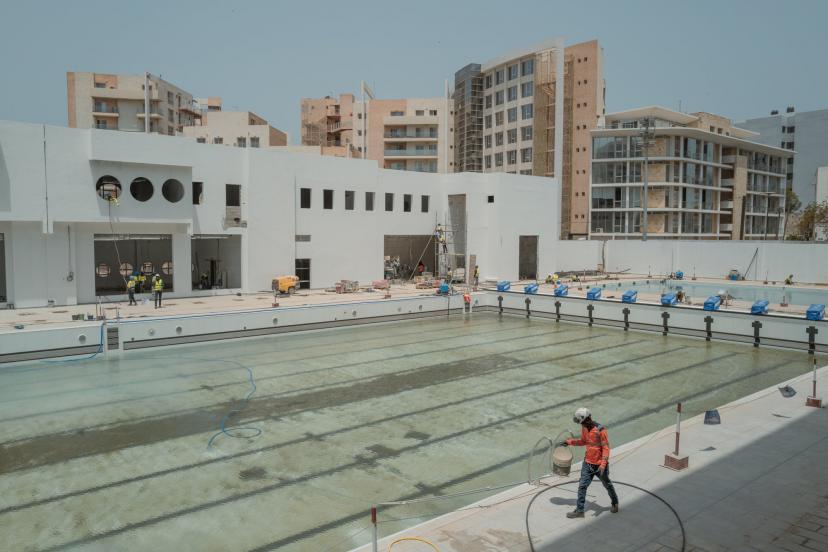 La nouvelle piscine olympique en construction. (S. Cherkaoui/L'Équipe)
