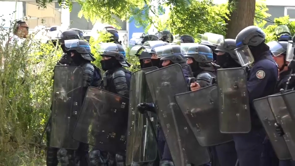 Police clashes with supporters near Porte de Saint-Cloud
