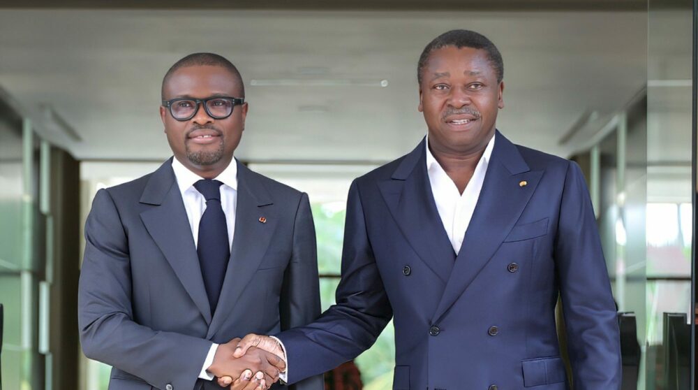 Bénin and Togo officials shake hands during a bilateral meeting
