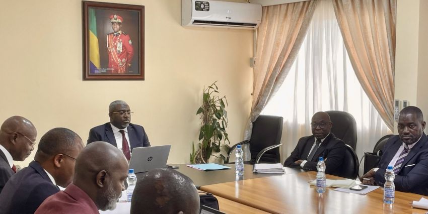 Government officials in a meeting at the Secretariat-General of the Government