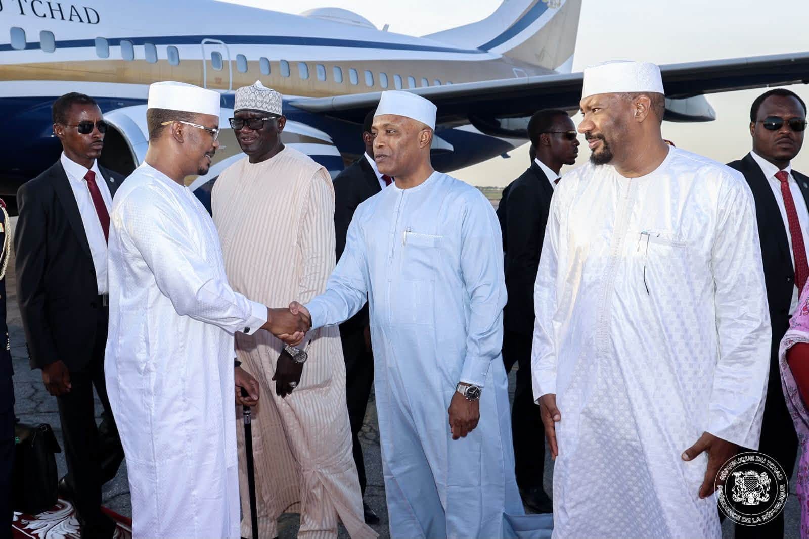 Chadian President Mahamat Idriss Déby Itno addressing officials upon return
